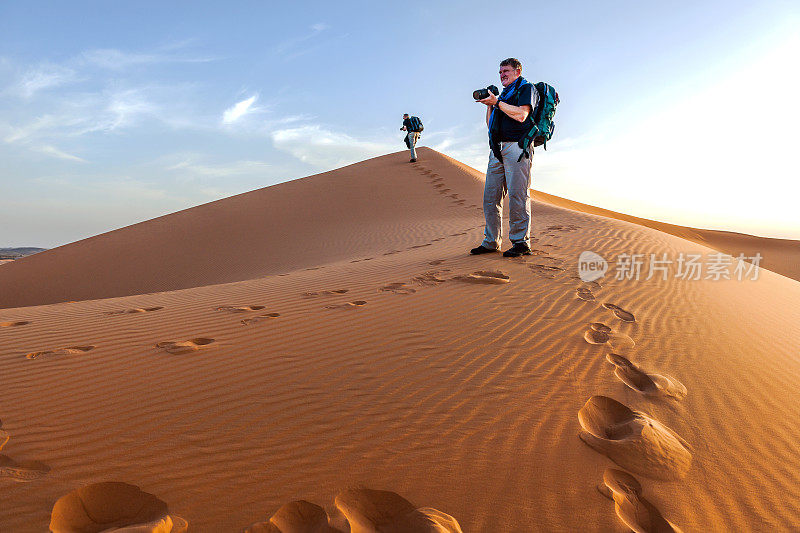 两名男子摄影师，沙丘，晚上，Erg Chebbi，摩洛哥